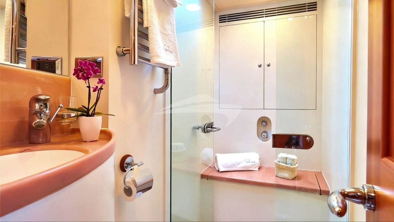 DARK STAR OF LONDON - Master Bathroom