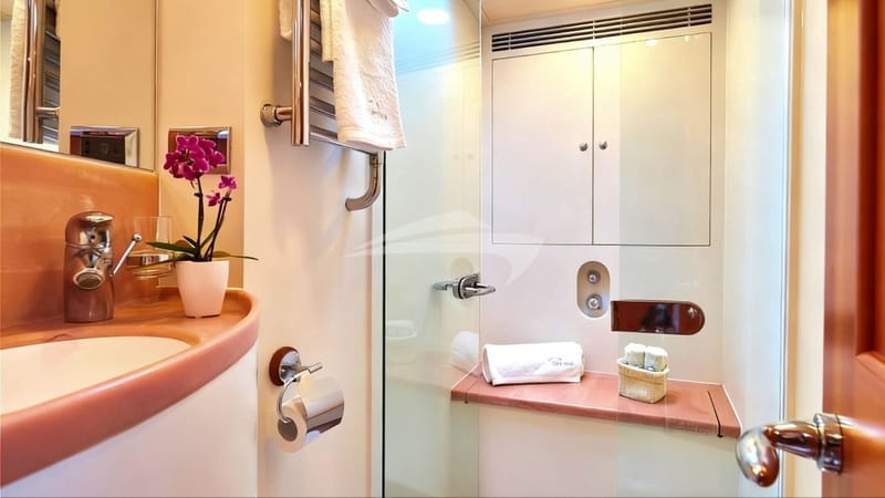 DARK STAR OF LONDON - Master Bathroom