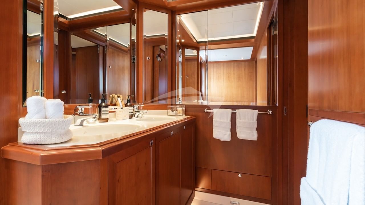 Master stateroom en suite bathroom