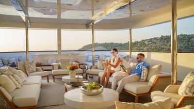 Sundeck seatingAl fresco breakfast