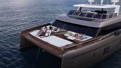 Forward deck lounge space, optional shading on half of the foredeck