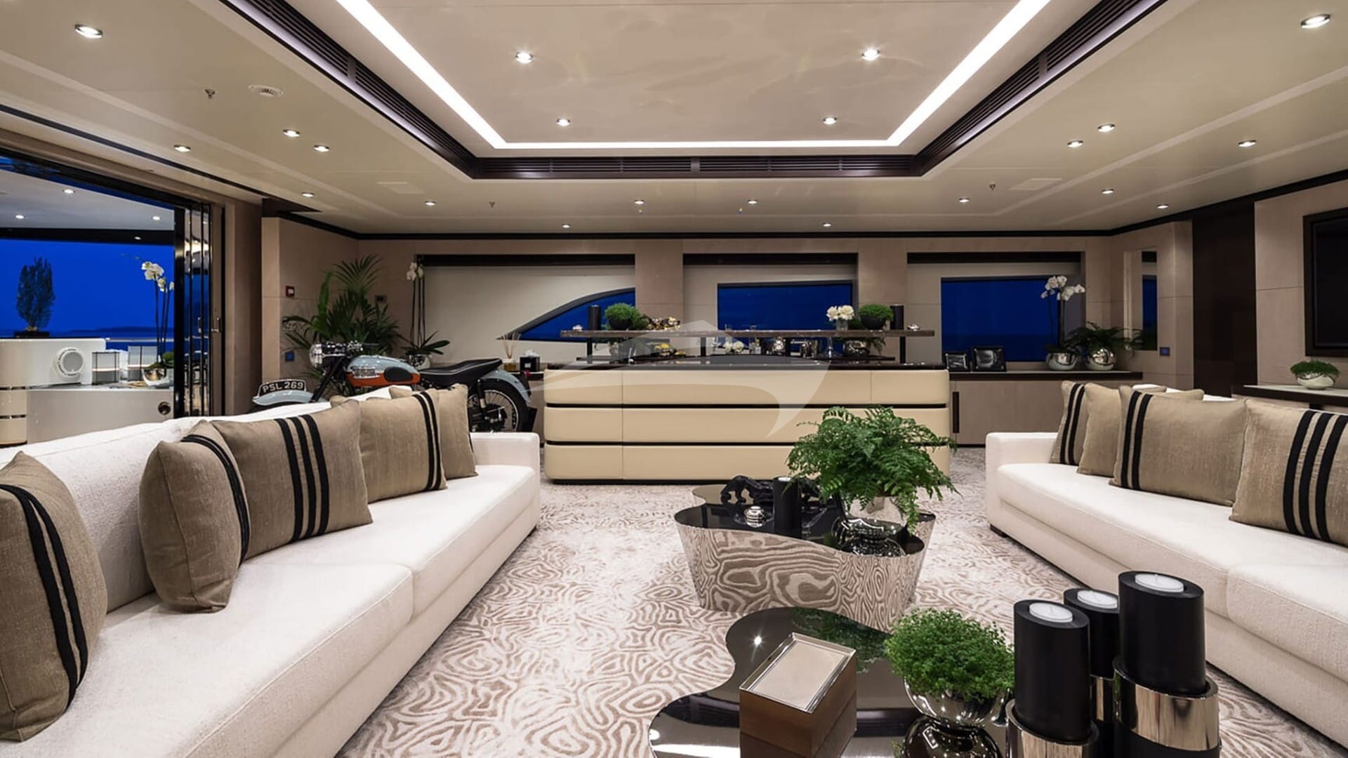 Motor Yacht TRIUMPH salon