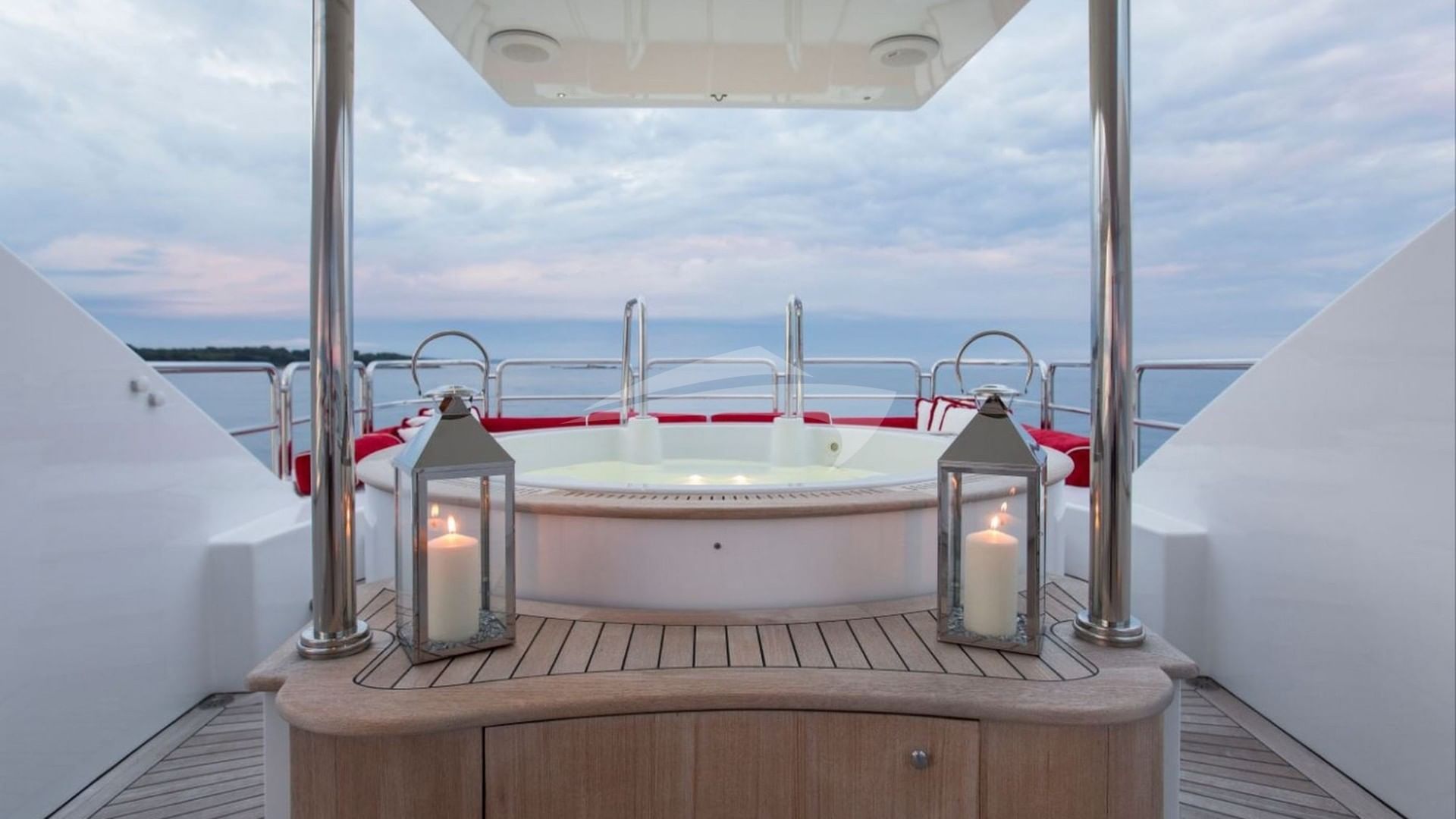 Sun deck Jacuzzi