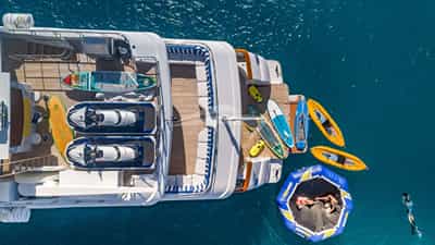 Aerial stern with toys