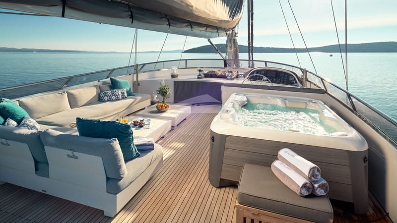 Deck Jacuzzi