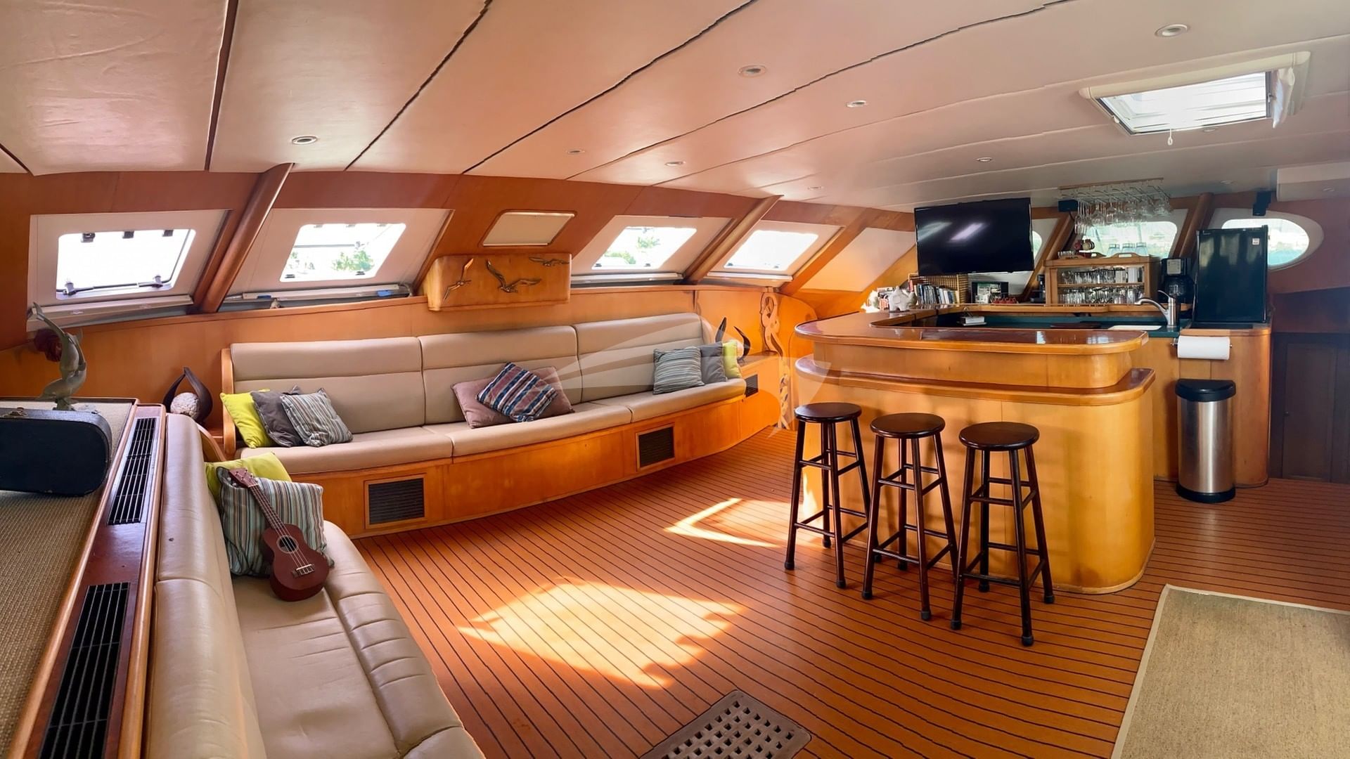 PURA VIDA's spacious saloon