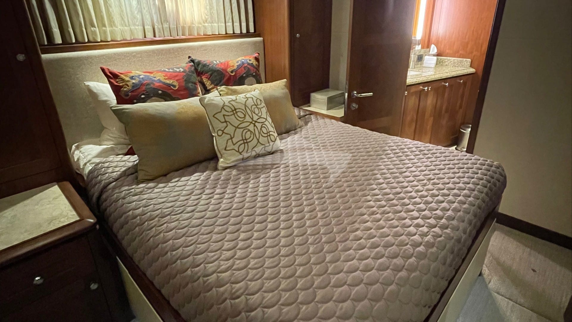 Guest and VIP with walk-around queen