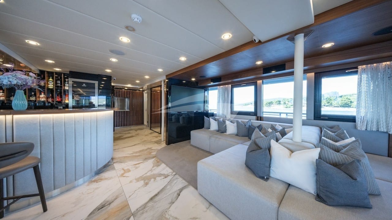 Upper deck bar and lounge