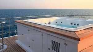 Deck Jacuzzi