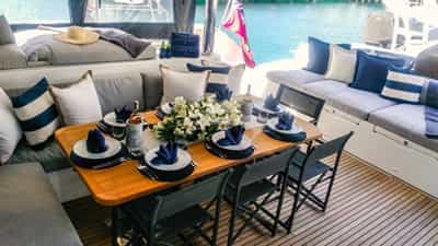 Seating dining aft