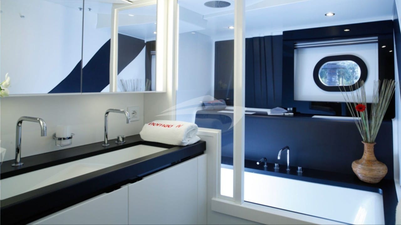 NOMAD IV - Master Cabin Bathroom