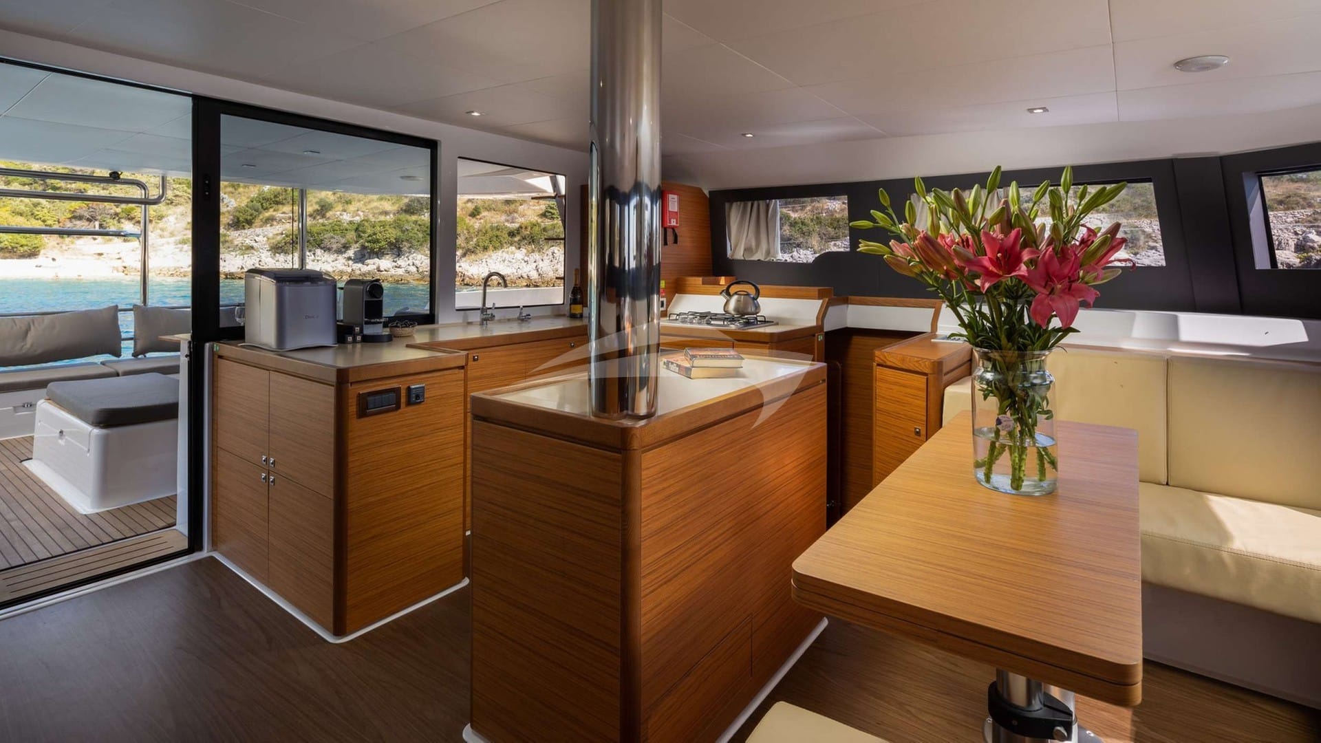 Kitchen / Saloon / Cockpit