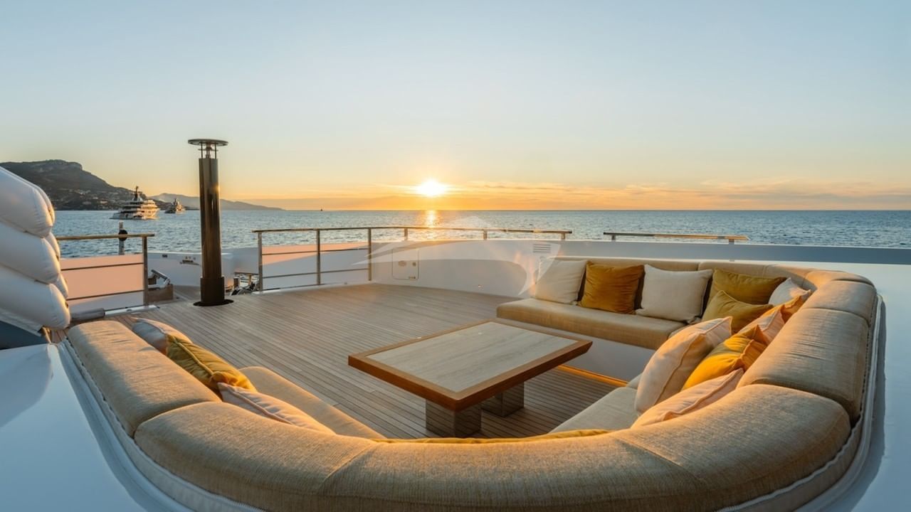 Upper deck aft seating