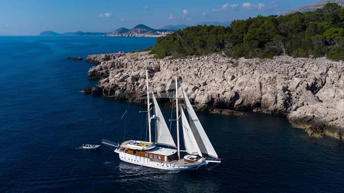 PHOENIX BRONZE 31m sailing yacht charter, photo 4