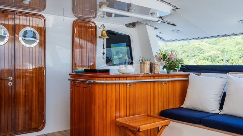 Main deck bar