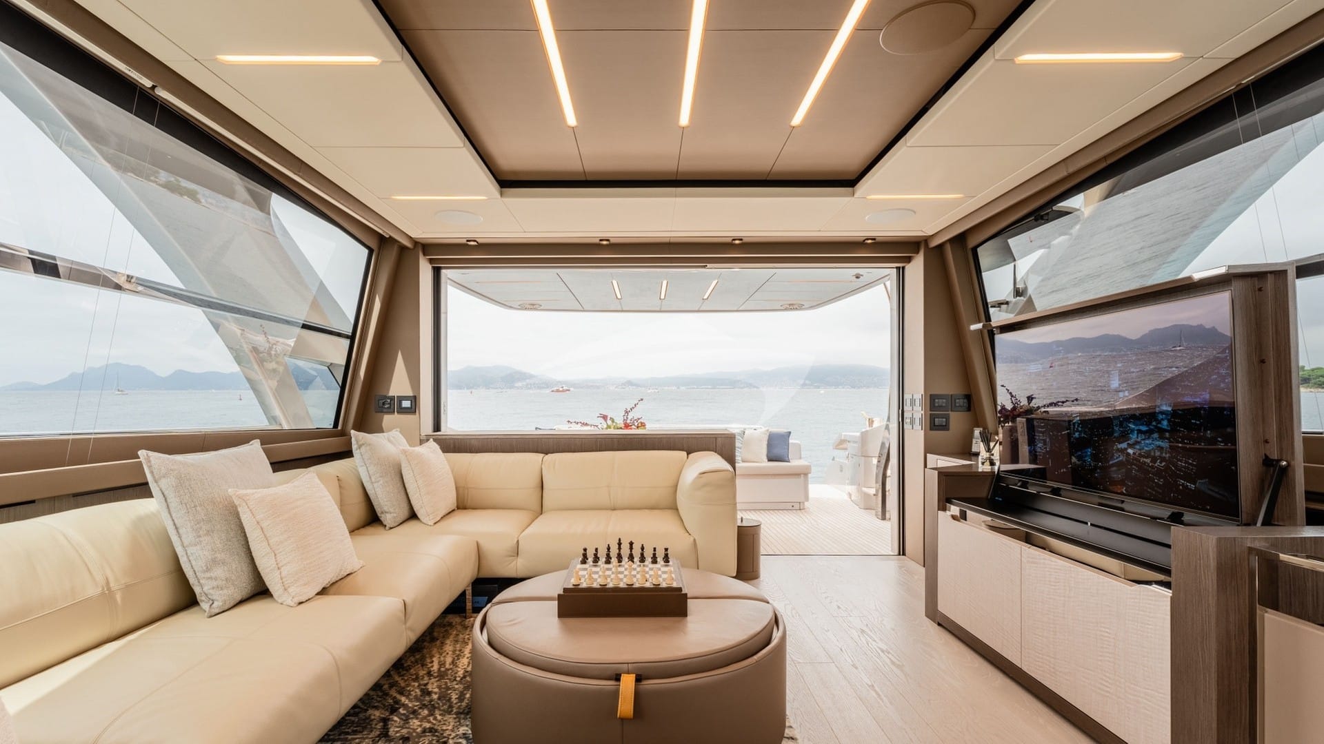 Salon - Aft Deck