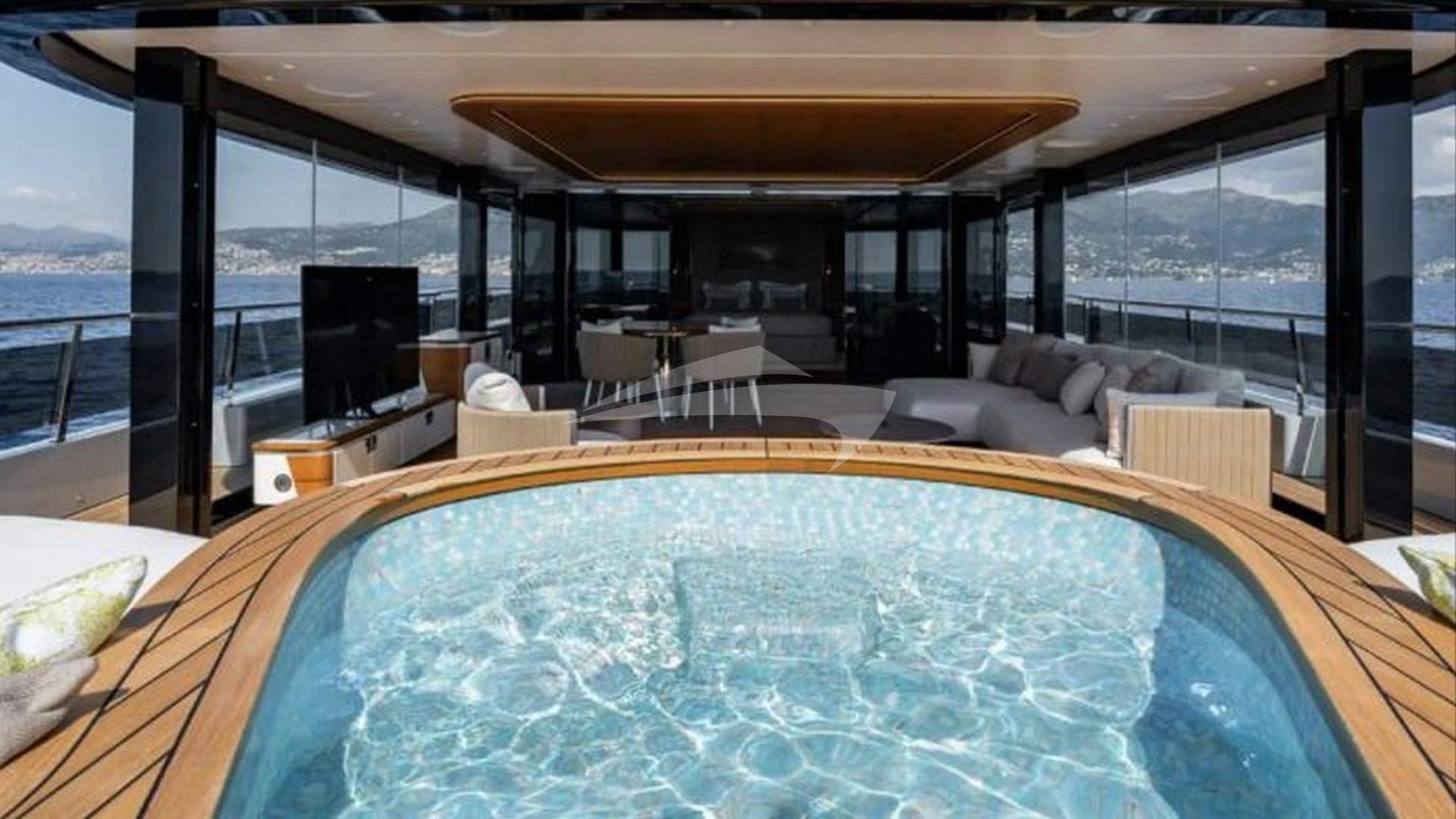 Deck Jacuzzi