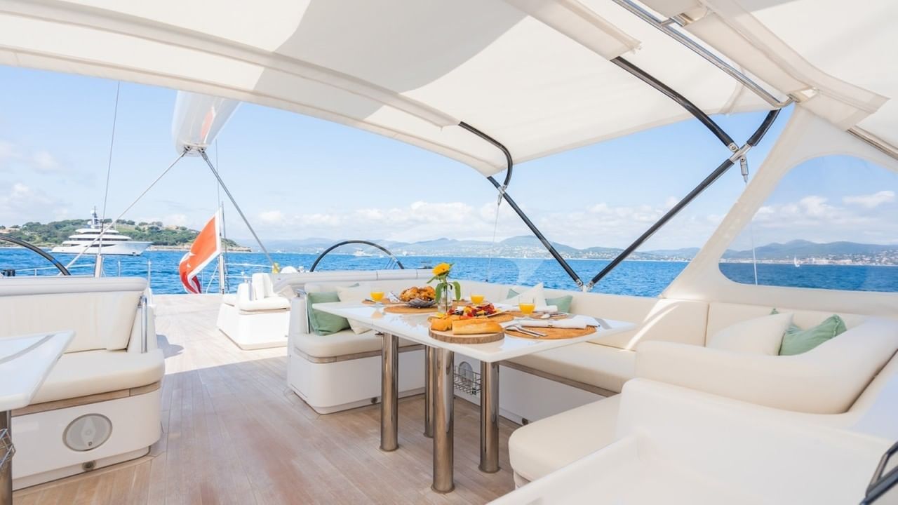 Seating area on flybridge