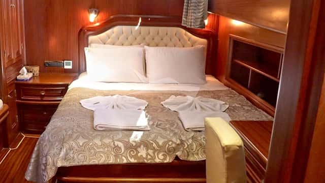 LADY CHRISTA yacht charter photo 5