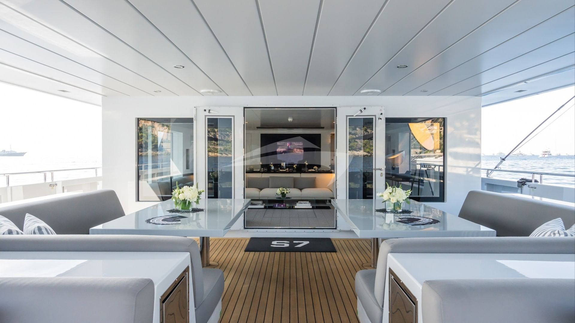 Main deck alfresco dining