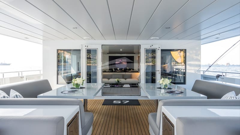 Main deck alfresco dining