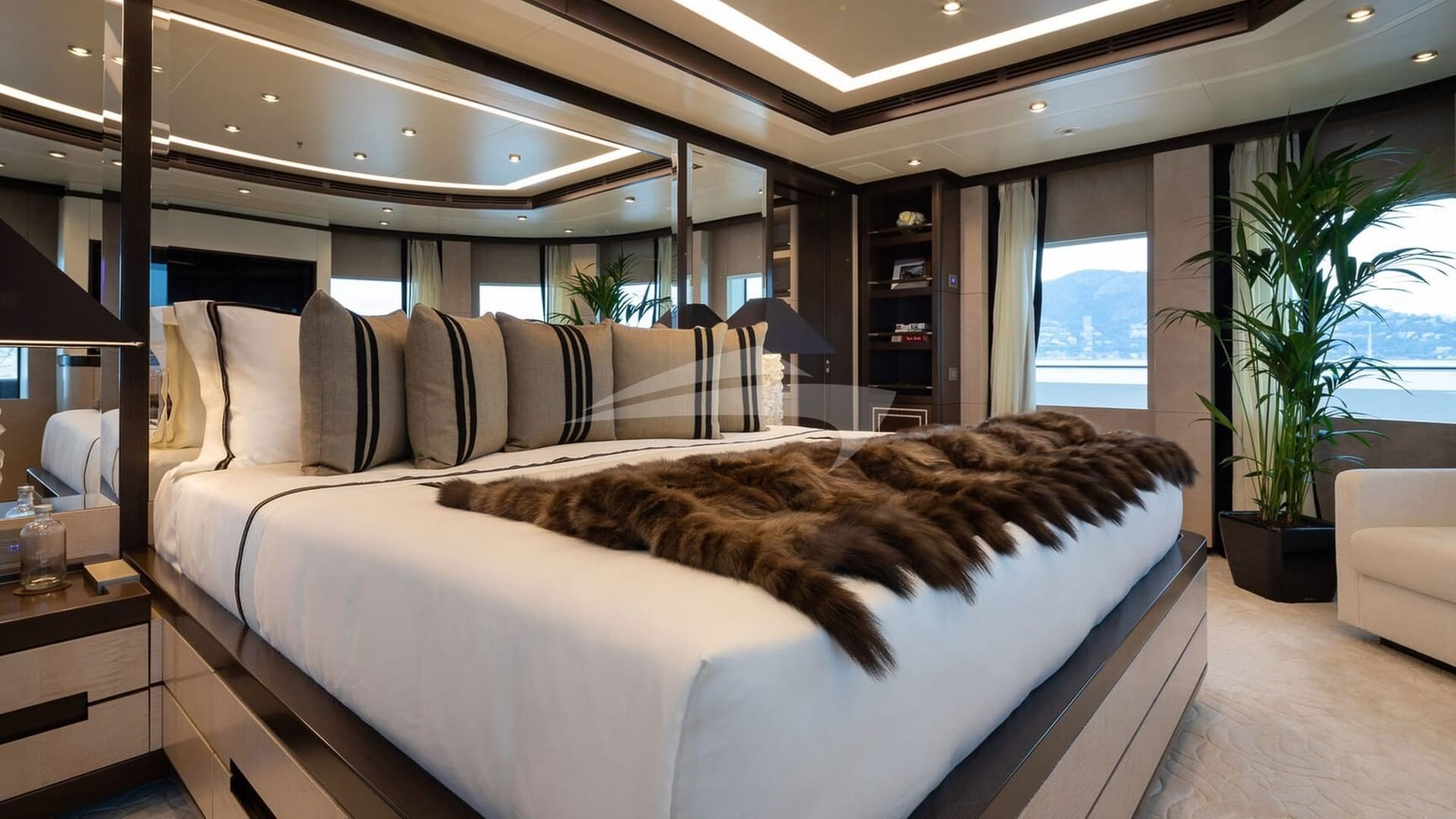 Motor Yacht TRIUMPH master