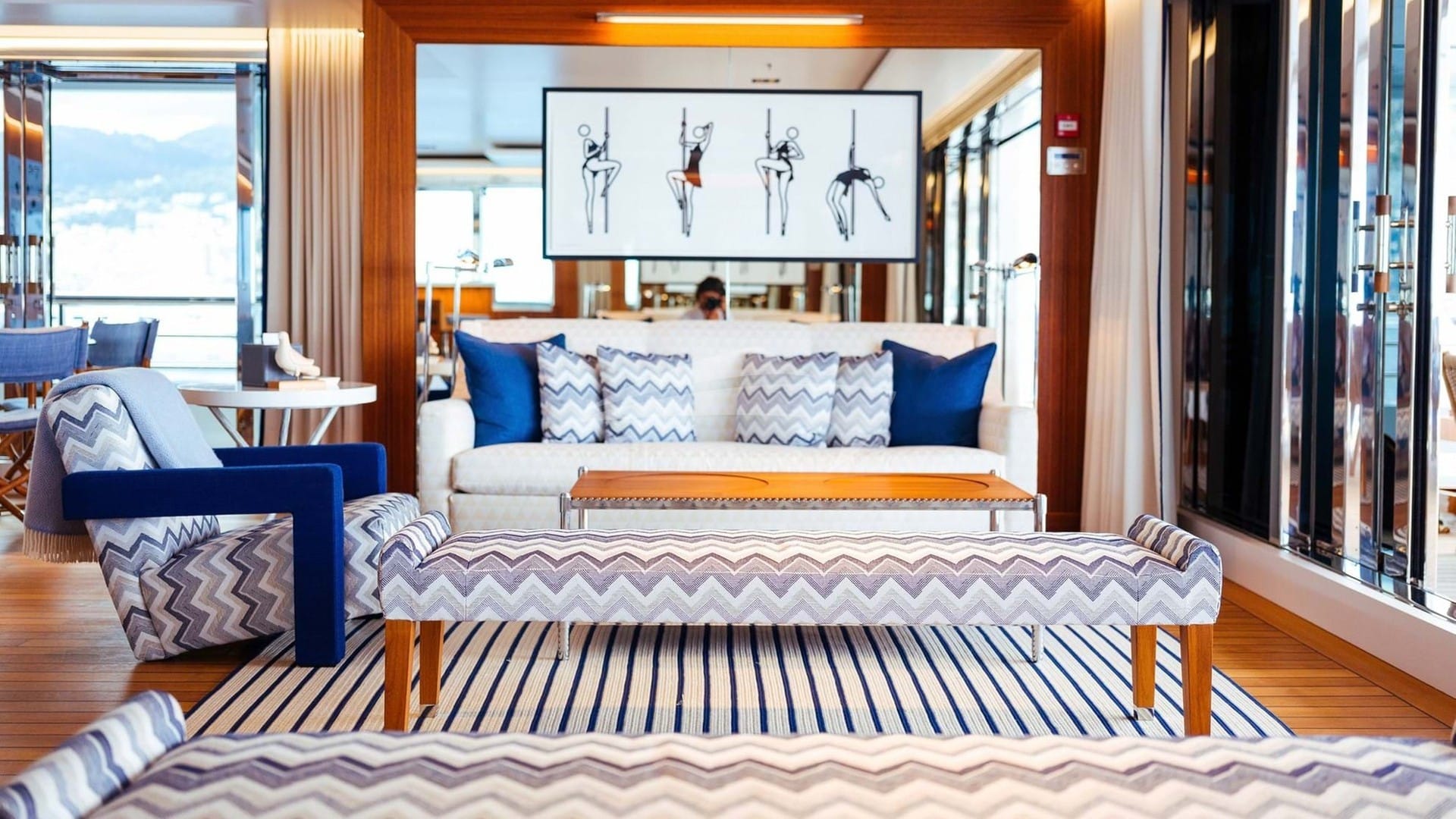 Upper deck main lounge