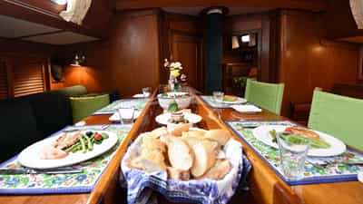 Salon Dining