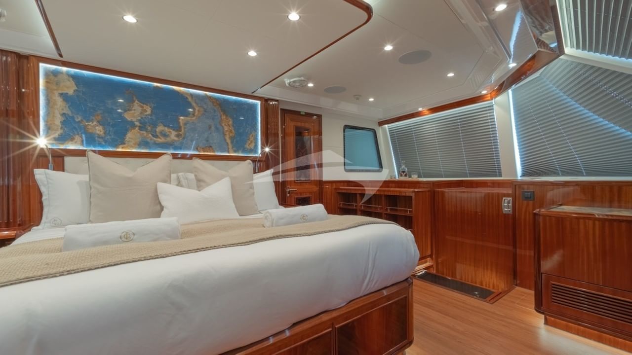 Full beam master stateroom