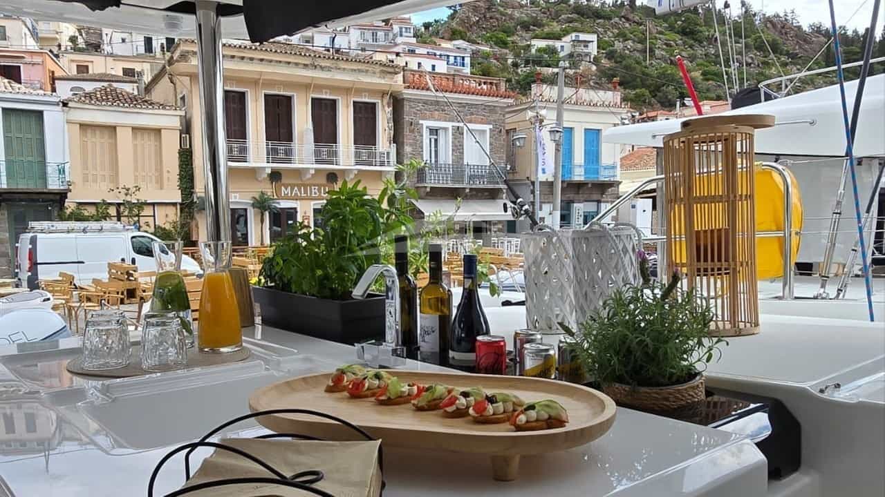 Cockpit island-bar