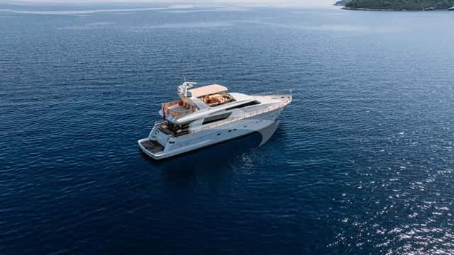 KUUM yacht charter photo 2