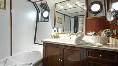 Master cabin bathroom