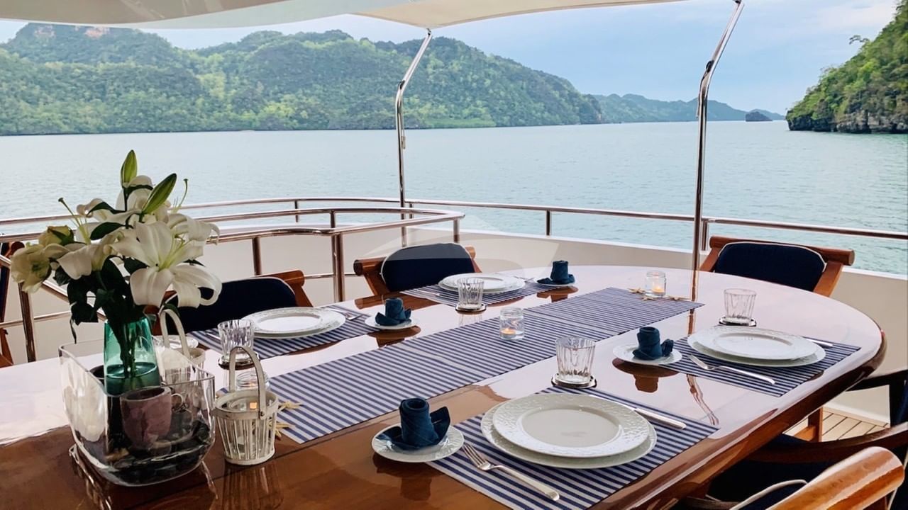 Upper deck al fresco dining